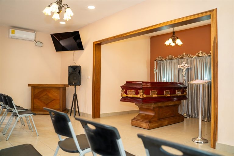 Capilla con ataúd vista desde sala de recepción en Funeraria El Alba