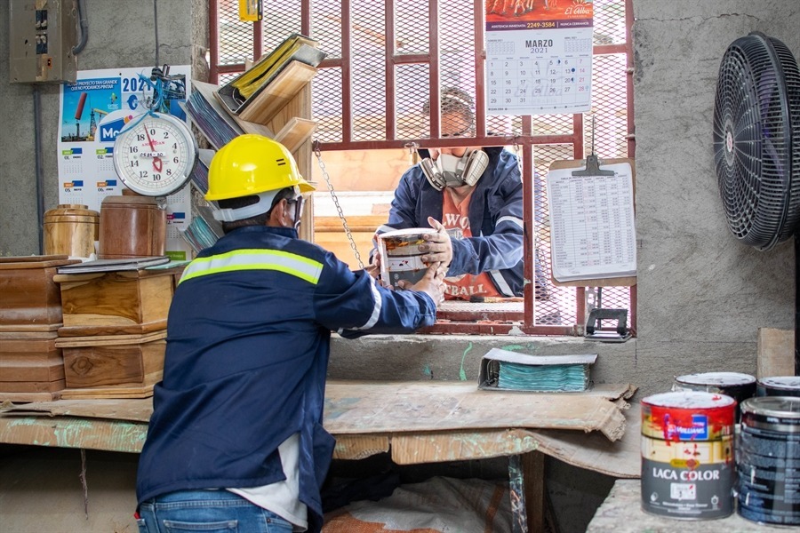 Equipo de carpinteros elaborando ataúdes a mano en el taller propio de Funeraria El Alba.